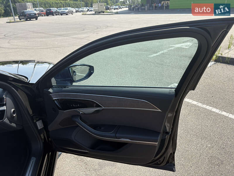 Седан Audi A8 2022 в Киеве