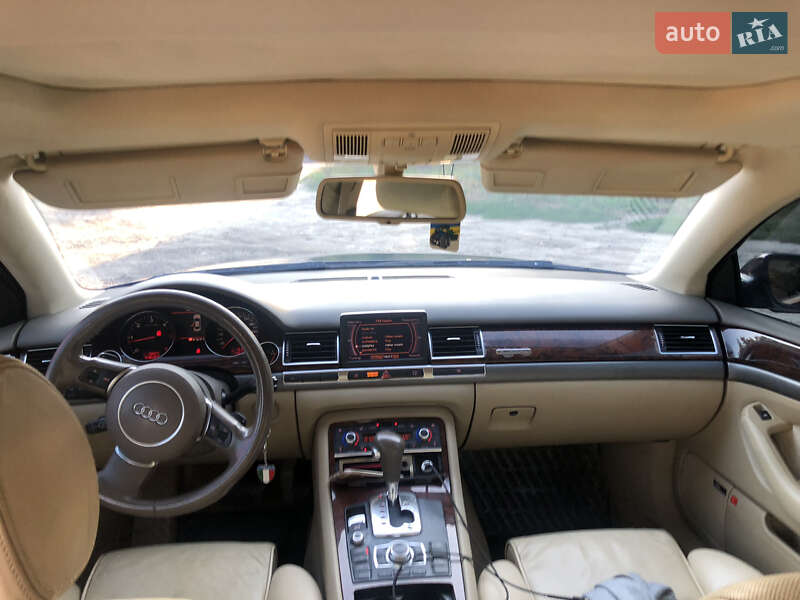 Седан Audi A8 2004 в Буче