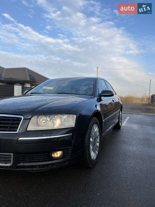 Седан Audi A8 2004 в Березному