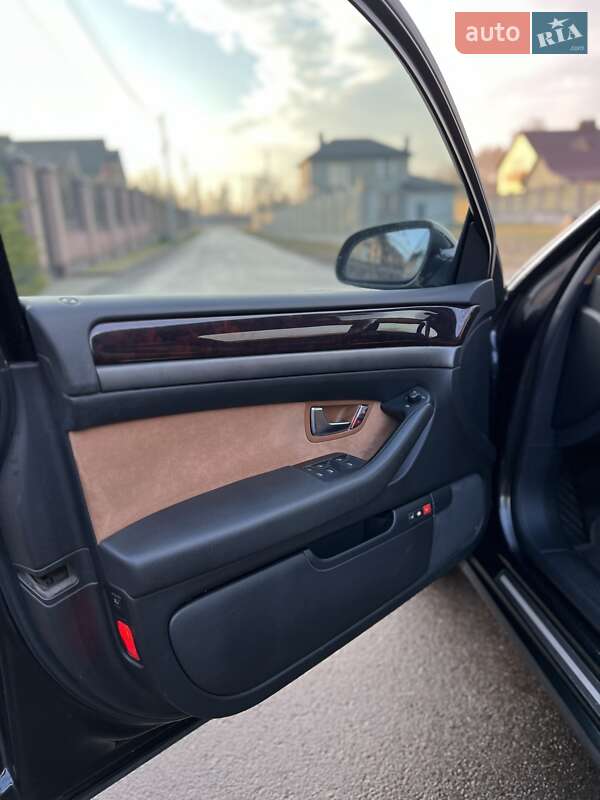 Седан Audi A8 2004 в Березному