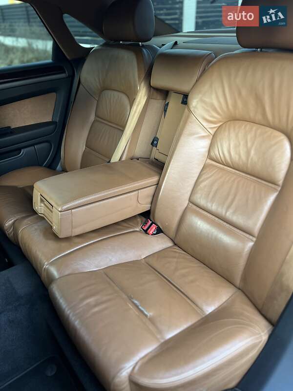 Седан Audi A8 2004 в Березному