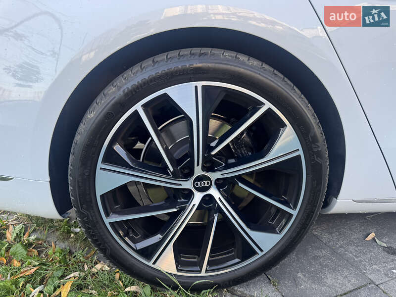 Седан Audi A8 2014 в Львове