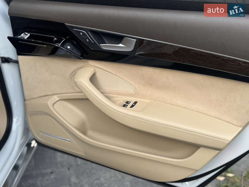 Седан Audi A8 2014 в Львове