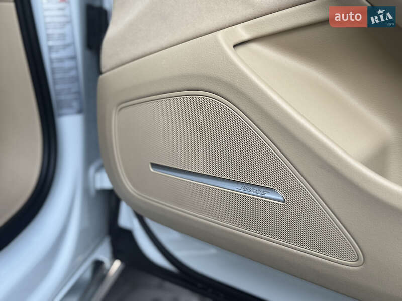 Седан Audi A8 2014 в Львове