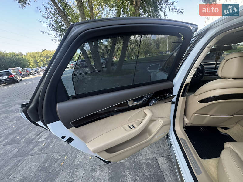 Седан Audi A8 2014 в Львове