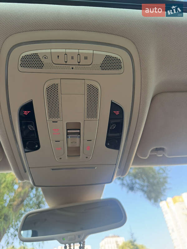 Седан Audi A8 2014 в Львове