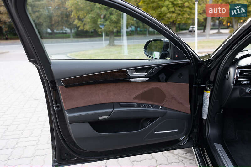 Седан Audi A8 2015 в Луцке
