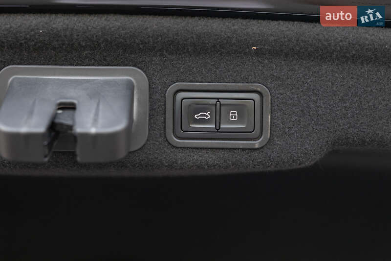 Седан Audi A8 2015 в Луцке