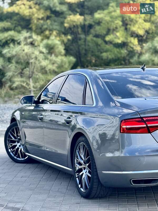 Седан Audi A8 2015 в Кам'янському