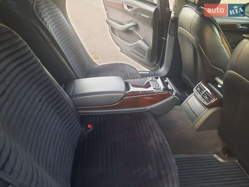 Седан Audi A8 2017 в Умани