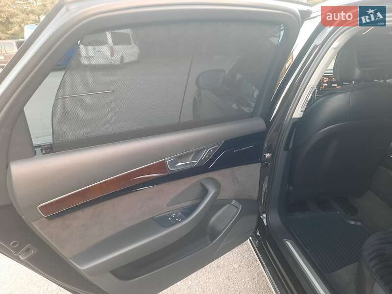 Седан Audi A8 2017 в Умани