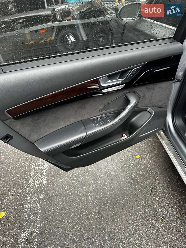 Седан Audi A8 2012 в Киеве