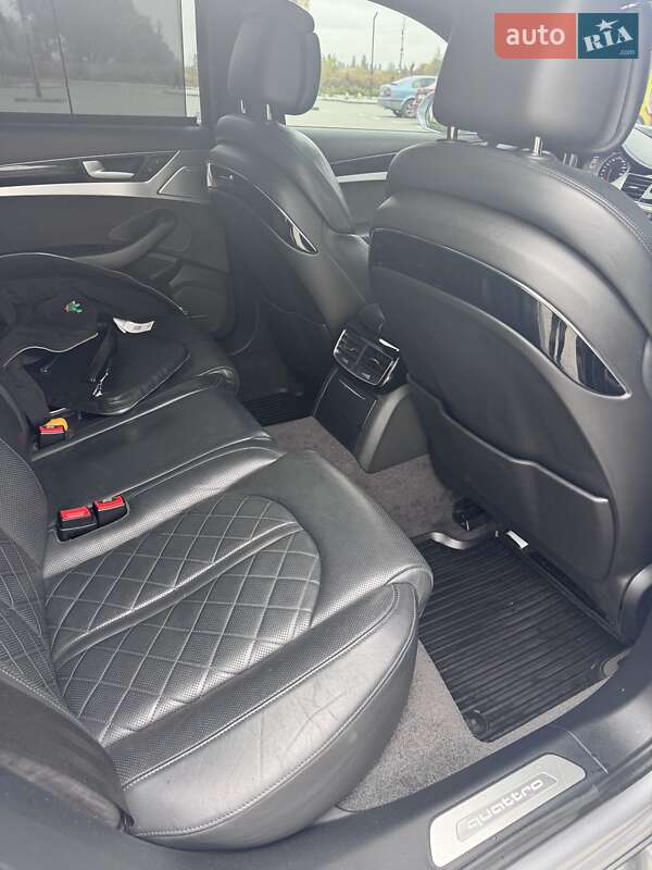 Седан Audi A8 2016 в Вишневом