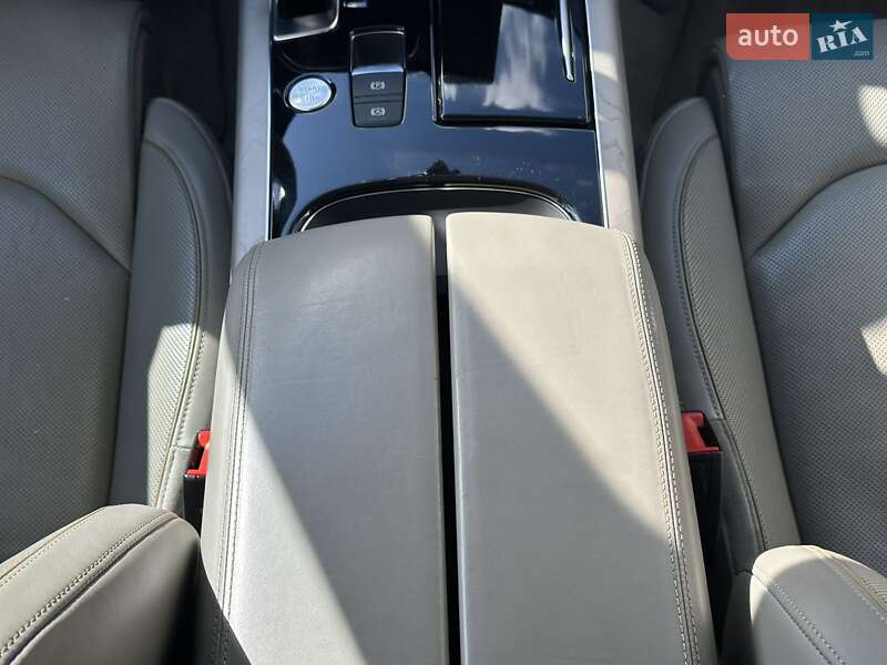 Седан Audi A8 2015 в Полтаве
