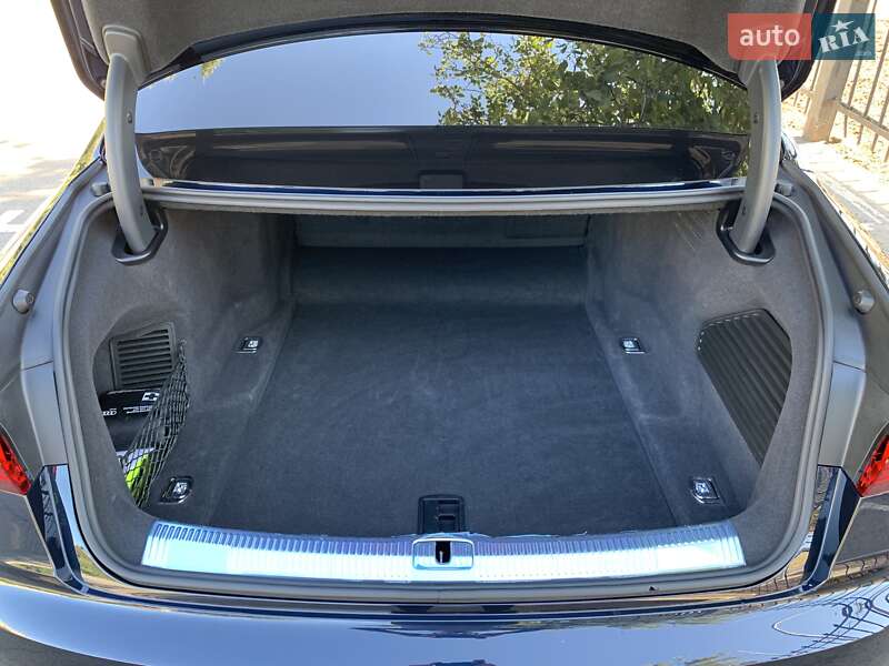 Седан Audi A8 2023 в Кривом Роге