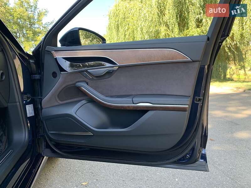 Седан Audi A8 2023 в Кривом Роге