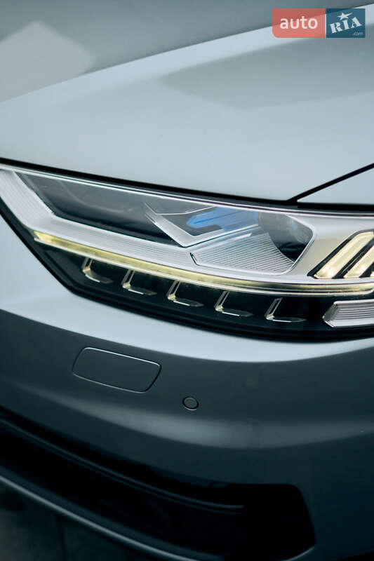 Седан Audi A8 2019 в Ровно