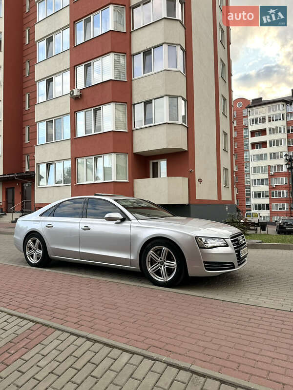 Седан Audi A8 2012 в Вараші