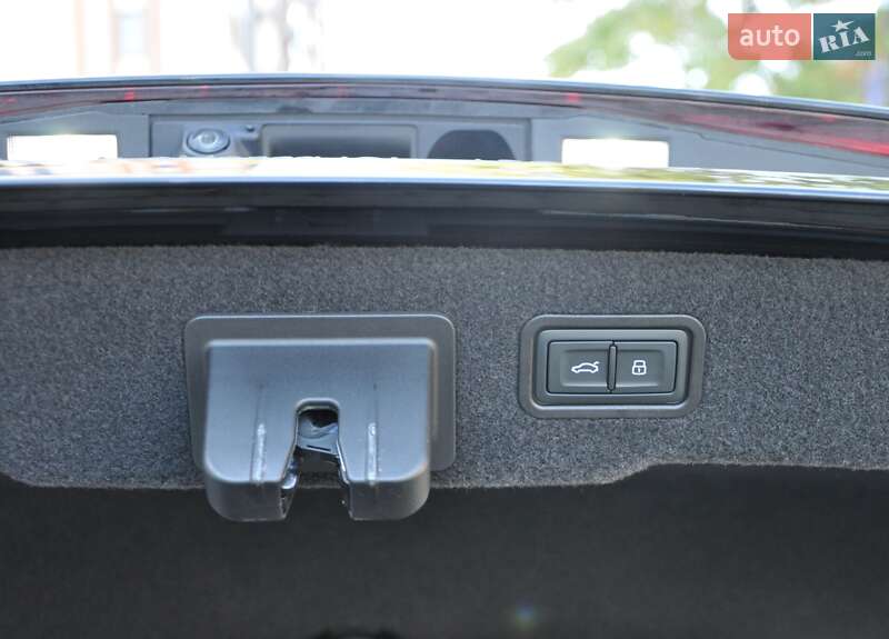 Седан Audi A8 2023 в Одессе