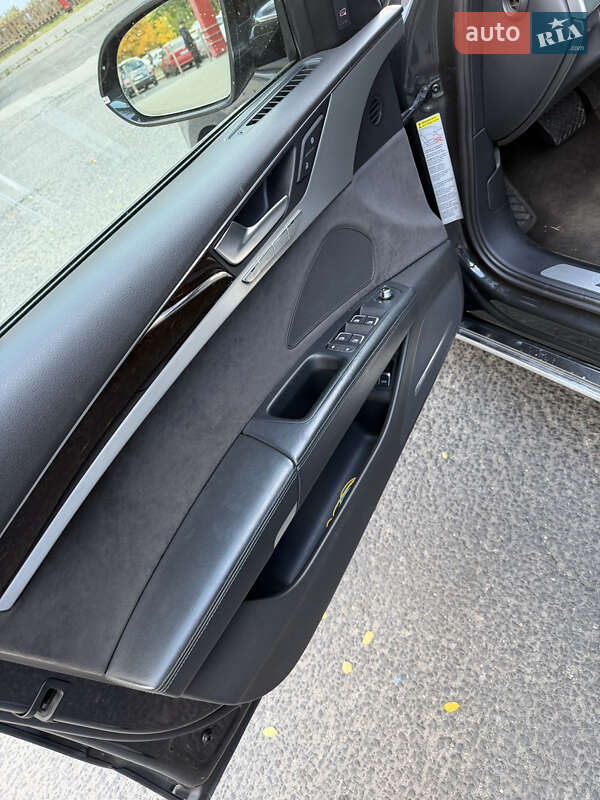Седан Audi A8 2014 в Мукачево