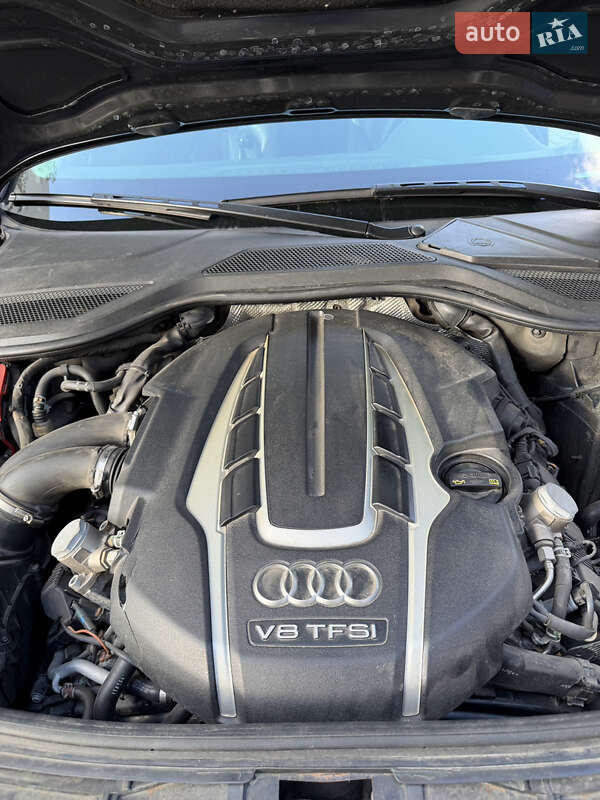 Седан Audi A8 2014 в Мукачево
