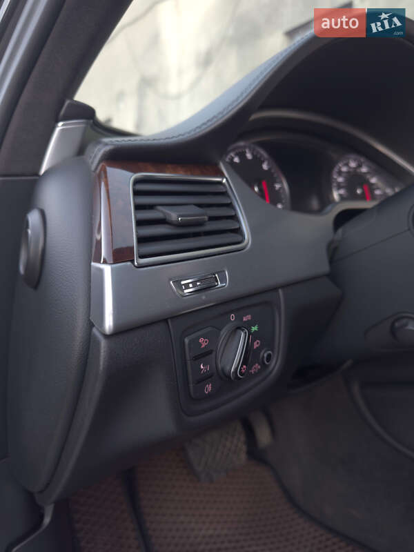Седан Audi A8 2012 в Черновцах