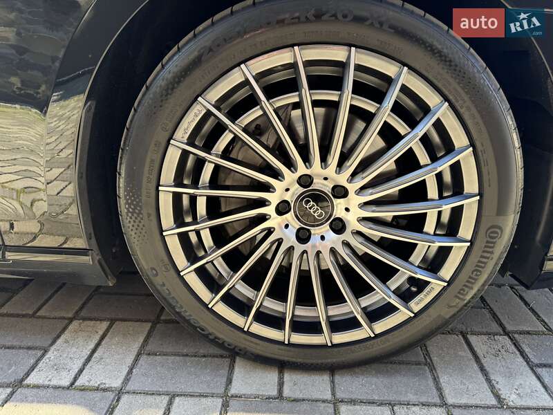 Седан Audi A8 2021 в Львове
