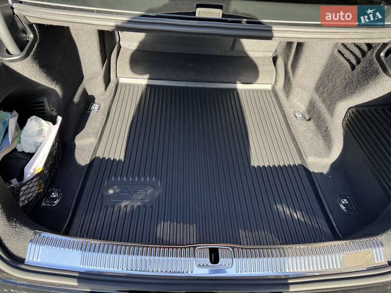 Седан Audi A8 2021 в Львове