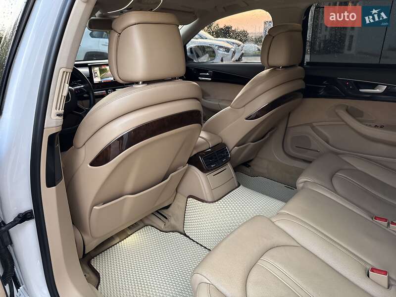 Седан Audi A8 2015 в Львове