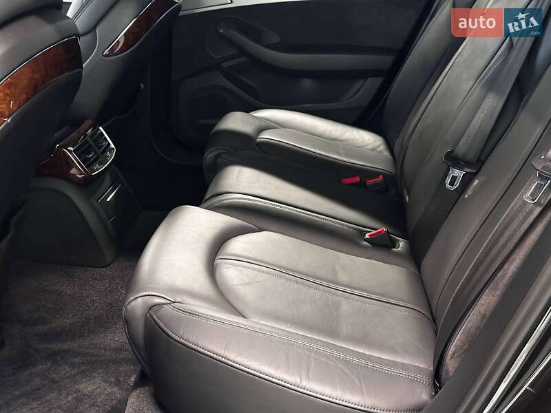 Седан Audi A8 2013 в Львове