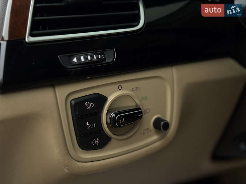 Седан Audi A8 2011 в Ивано-Франковске