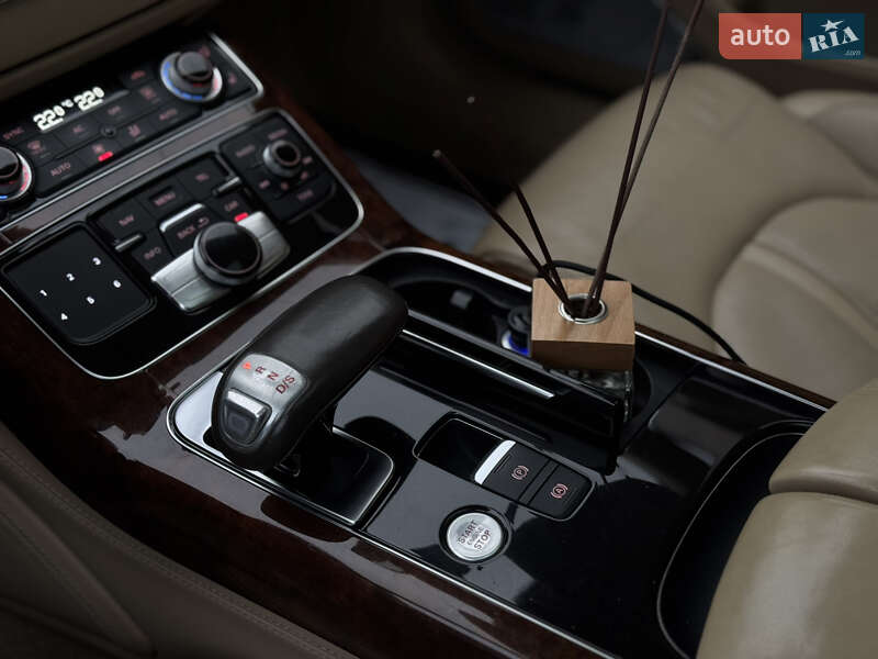 Седан Audi A8 2011 в Ивано-Франковске