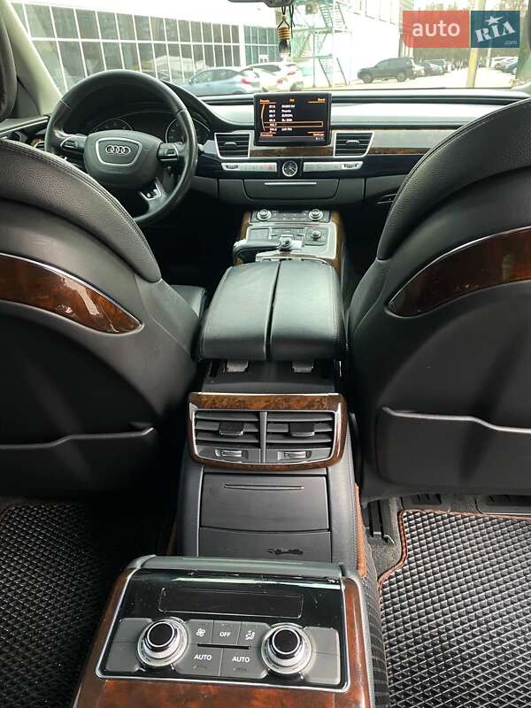 Седан Audi A8 2015 в Одесі