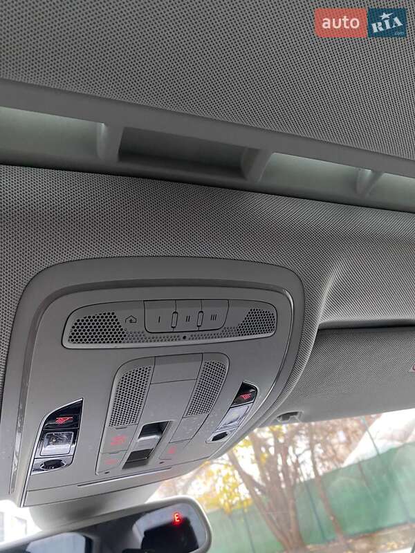 Седан Audi A8 2015 в Одесі