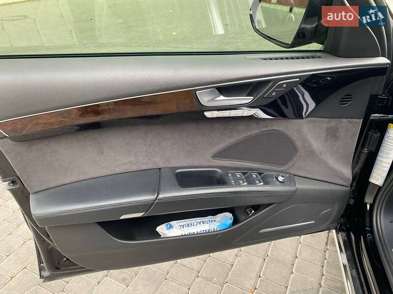 Седан Audi A8 2015 в Одесі