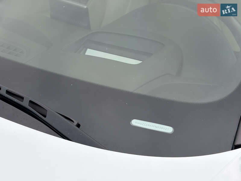 Седан Audi A8 2015 в Мукачево