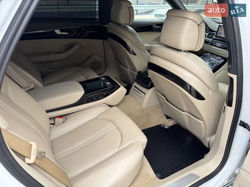 Седан Audi A8 2015 в Мукачево