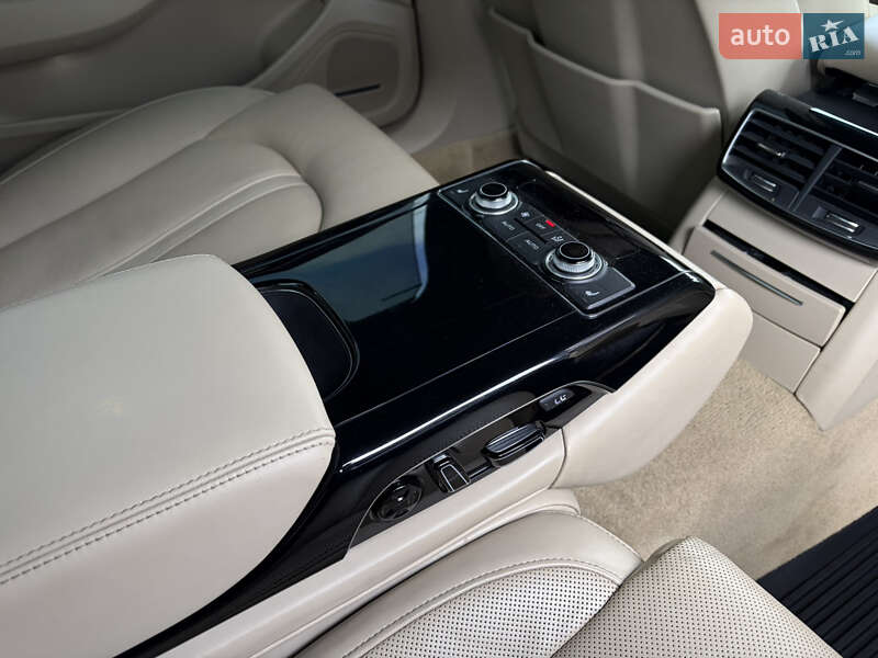 Седан Audi A8 2015 в Мукачево