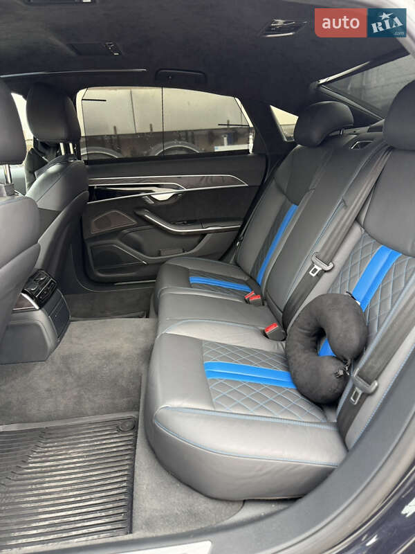Седан Audi A8 2021 в Львові