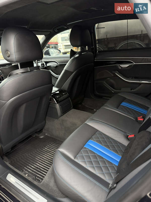 Седан Audi A8 2021 в Львові
