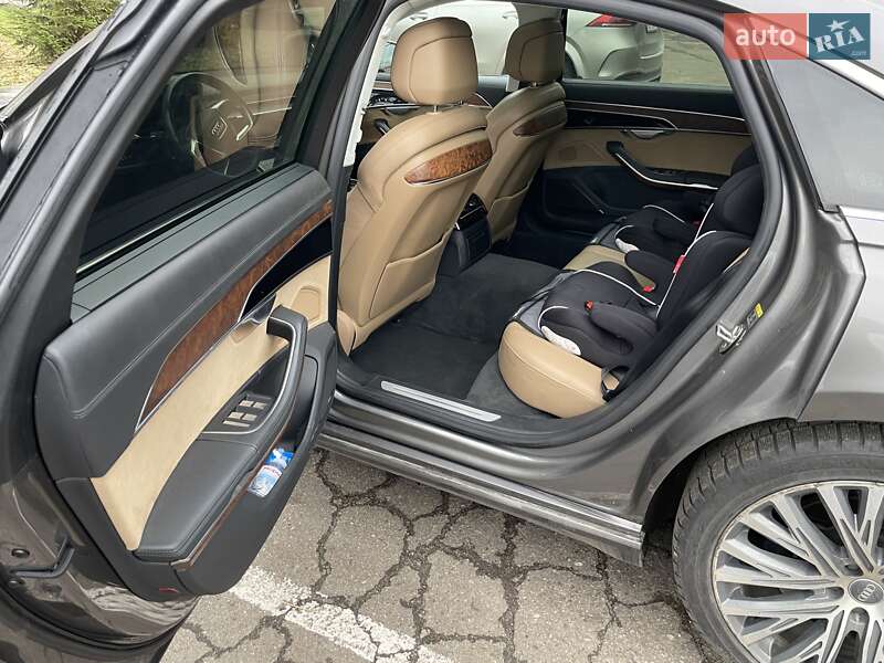 Седан Audi A8 2018 в Львові