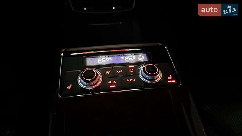 Седан Audi A8 2015 в Ужгороді