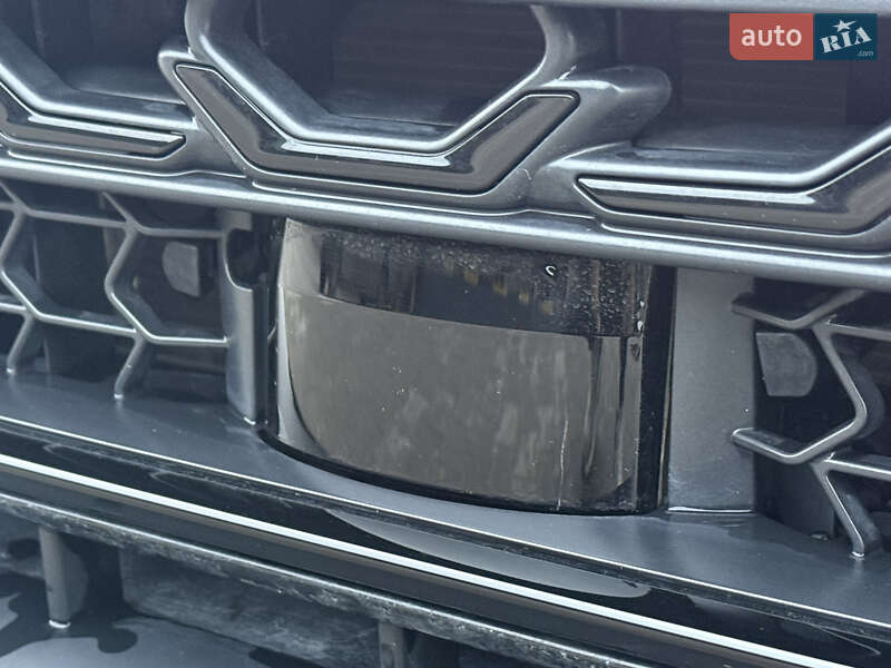 Седан Audi A8 2024 в Ровно