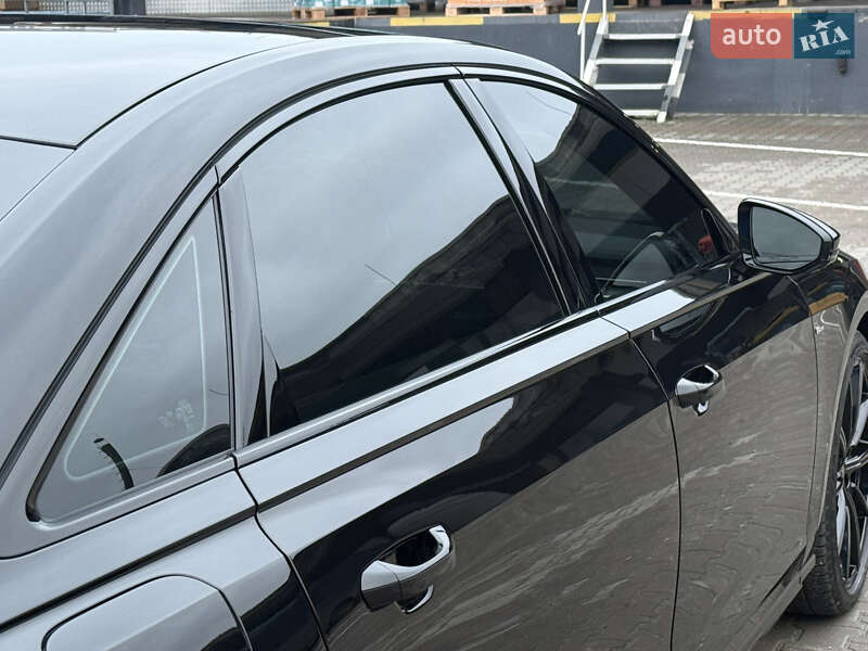 Седан Audi A8 2024 в Ровно
