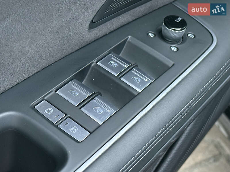 Седан Audi A8 2024 в Ровно