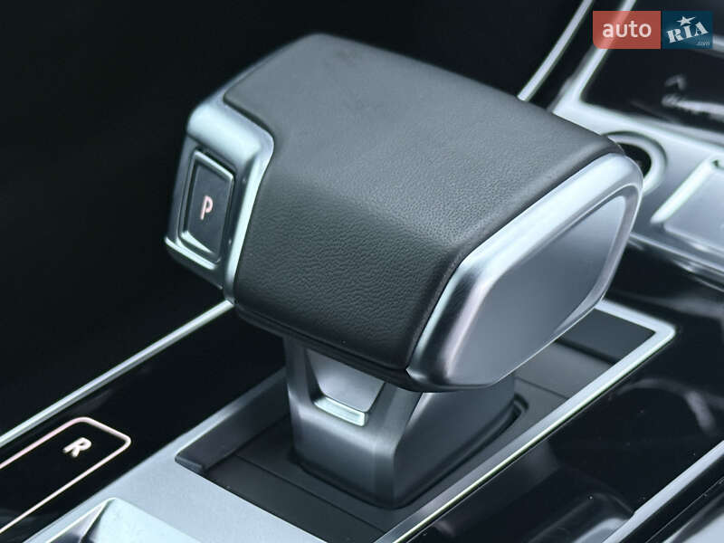 Седан Audi A8 2024 в Ровно