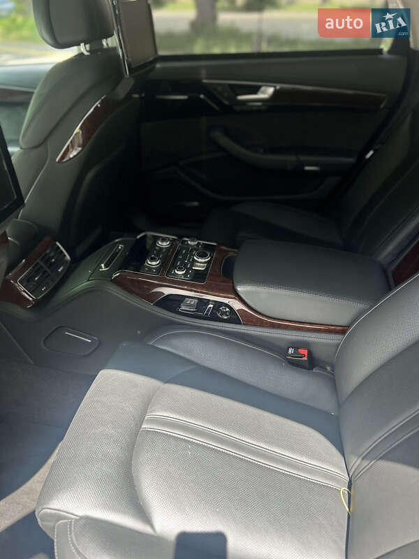Седан Audi A8 2013 в Сокирянах