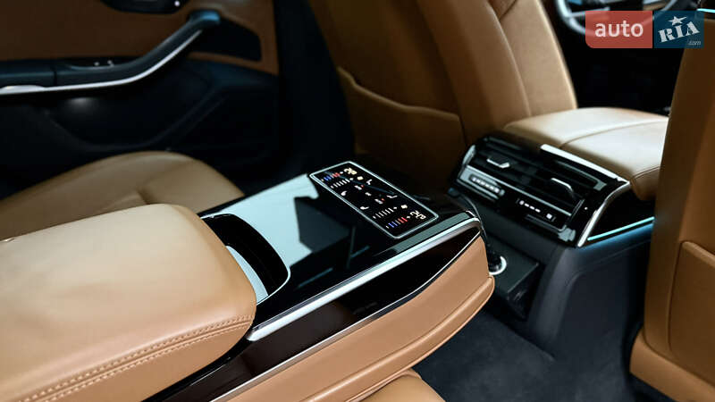 Седан Audi A8 2022 в Киеве