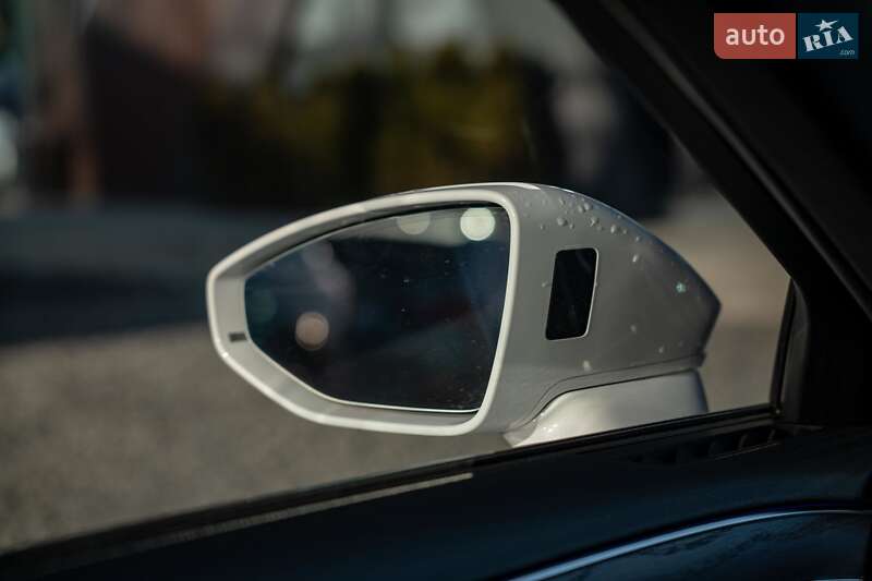 Седан Audi A8 2021 в Черновцах