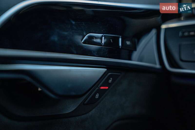Седан Audi A8 2021 в Черновцах